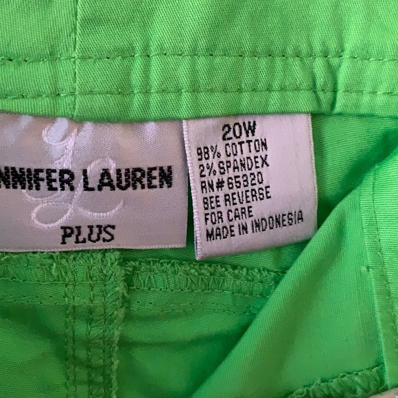 Green khaki shorts - Picture 2 of 3